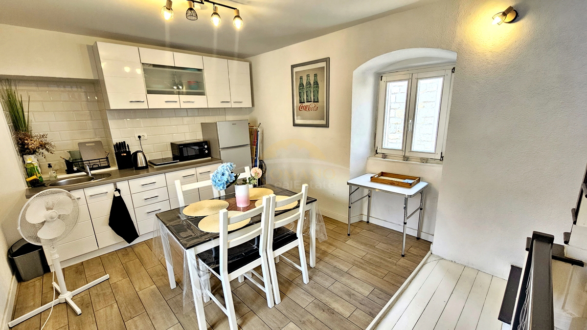 Casa in pietra ristrutturata nel centro storico di Trogir su 5 piani